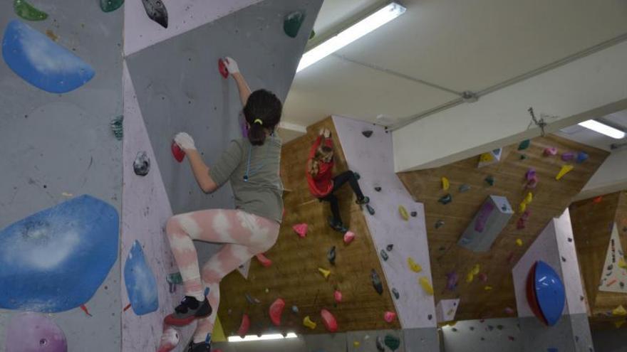 Actividad de escalada de AMI Montañismo para los más jóvenes.   | // L. O.