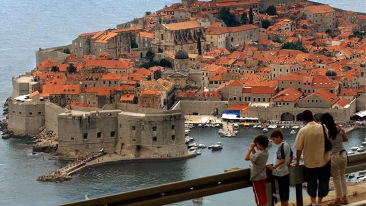 mjibanez4827830 tourists enjoy a view of the famous croatian adriatic resort160920200832
