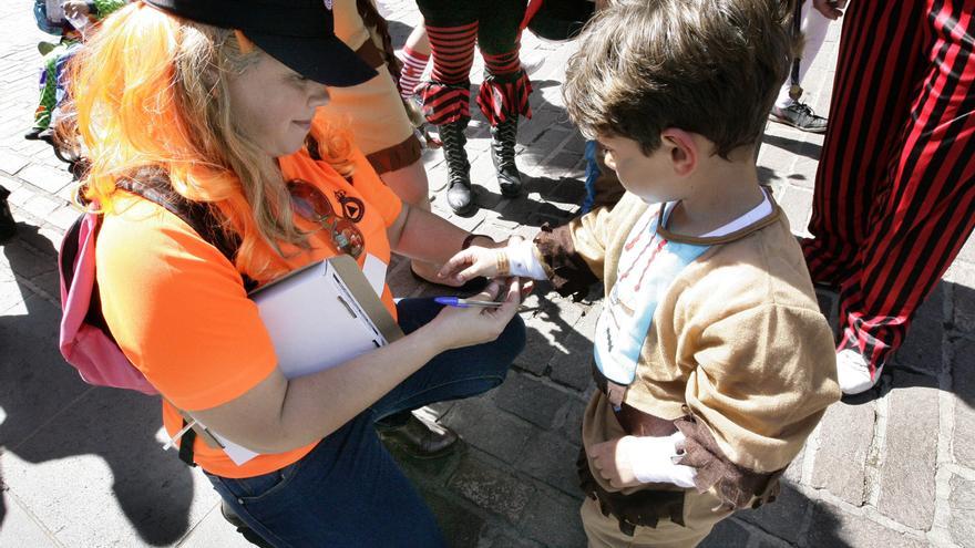 Santa Cruz ofrece un curso a parados para hacer disfraces a niños con escasos recursos