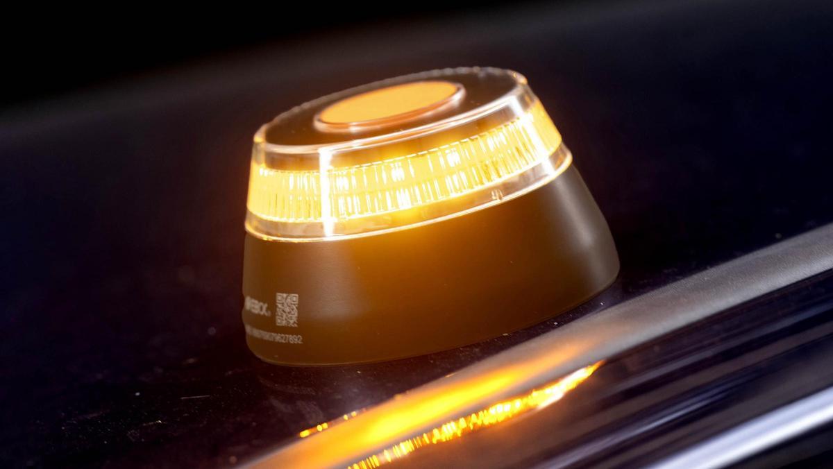 baliza v16 iluminada sobre el techo de un vehiculo