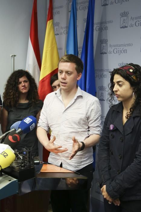 Owen Jones acompañado por los miembros de Podemos en Gijón