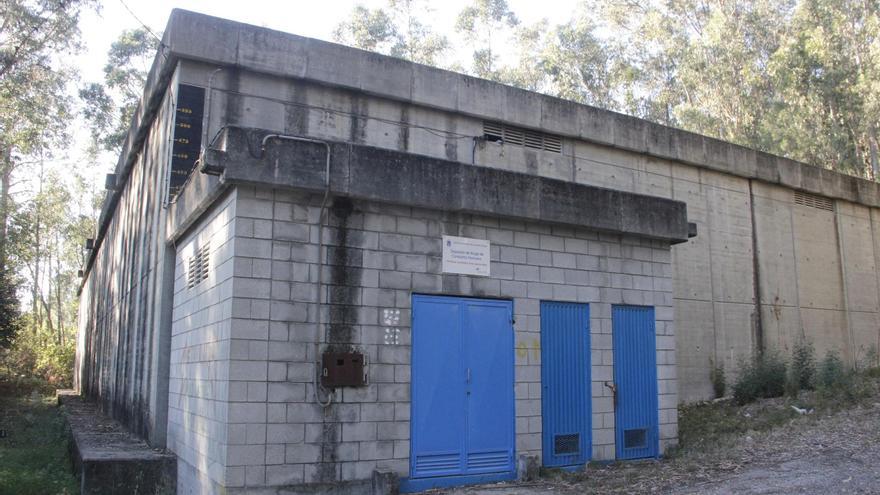 La reparación del depósito de agua de Coiro aún mantiene sin suministro a varias zonas de Cangas