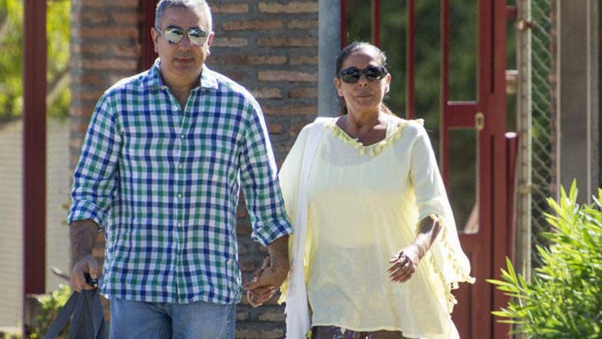 Isabel Pantoja con su hermano Agustín, hace unos días a la salida de prisión.