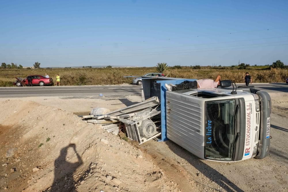 Un camión vuelca en la carretera de La Marina