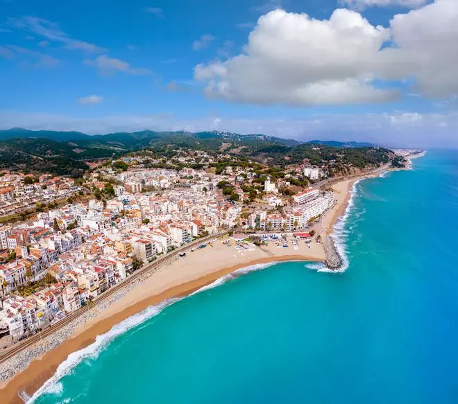 El pueblo con las mejores playas y que está a menos de 45 minutos de Barcelona