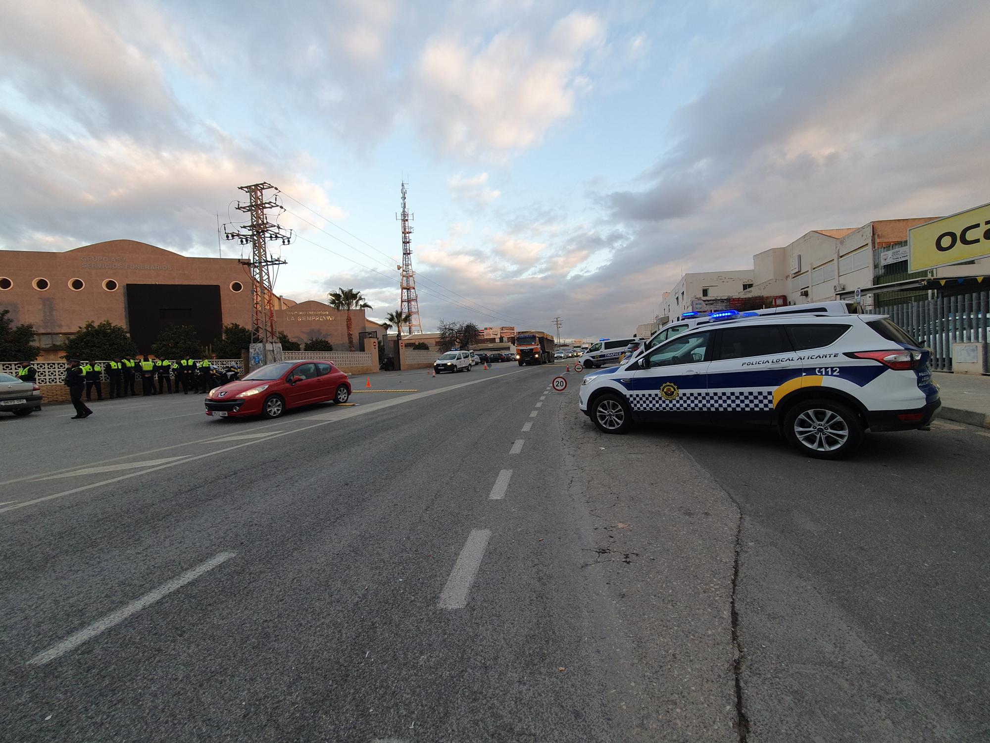 200 policías locales desplegados en un cruce de Alicante