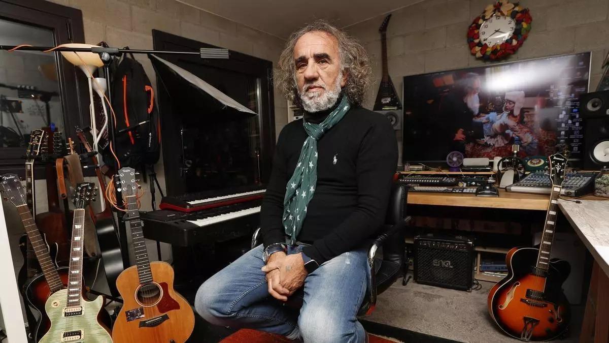 Teo Cardalda en su estudio de Gondomar.