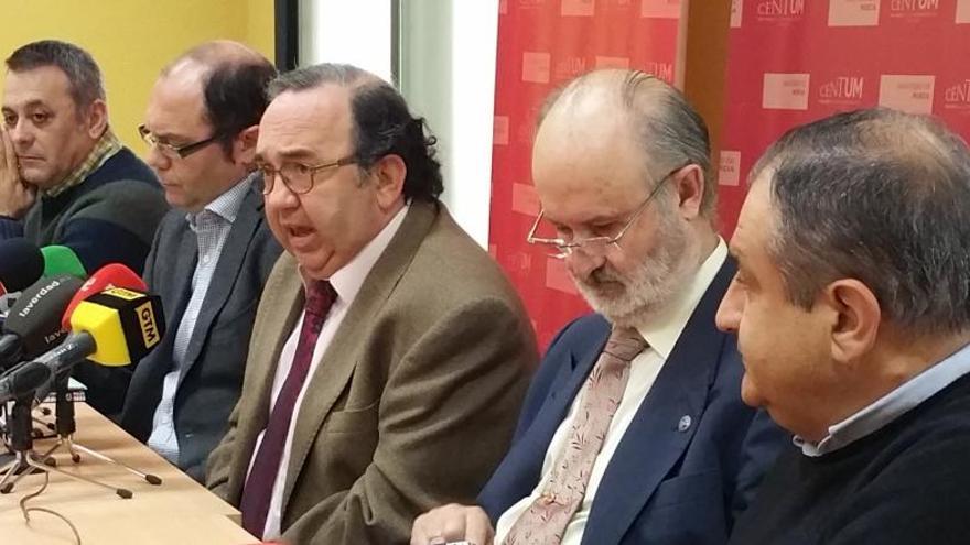 El rector Orihuela, hoy, durante el desayuno informativo