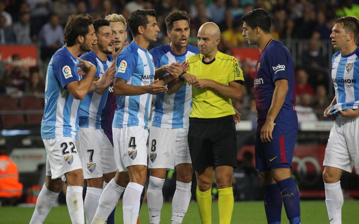 Los jugadores del Málaga cargaron contra el árbitro por el primer gol del FC Barcelona