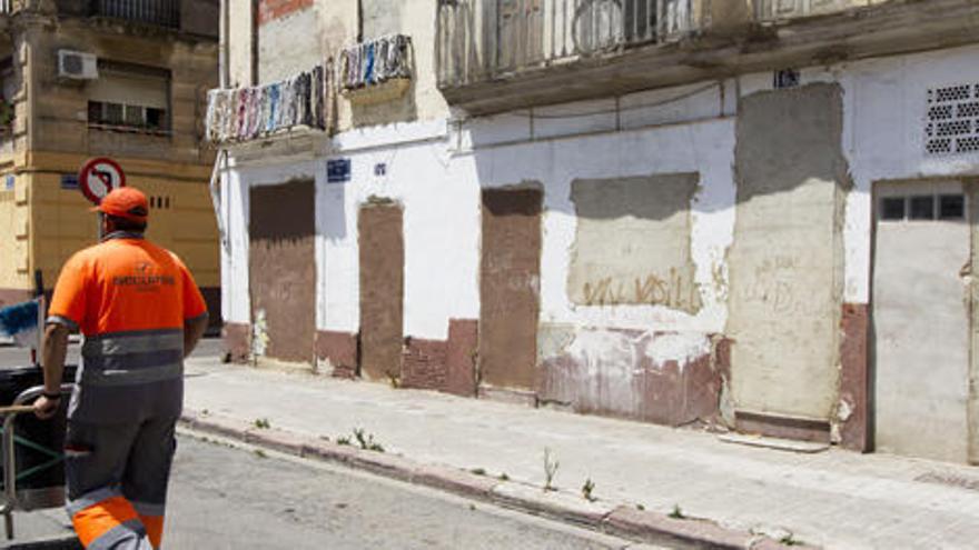 Un limpiador municipal por una calles del Cabanyal | Foto: Germán Caballero