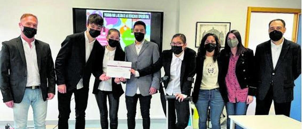 El grupo del IES María de Molina, con su diploma, que representará a Zamora en la fase autonómica.