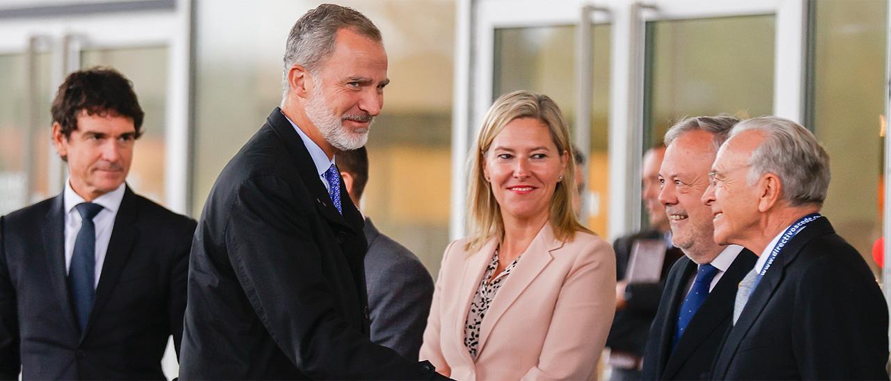 El rey Felipe VI saluda al presidente de la Fundación CaixaBank, Isidro Fainé, a su llegada al Congreso de la CEDE.