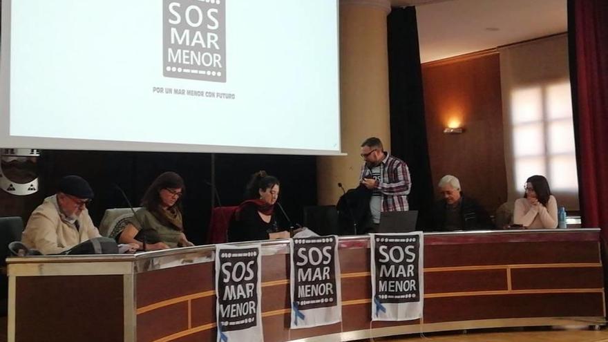 Miembros de la Plataforma, ayer durante la presentación del informe.