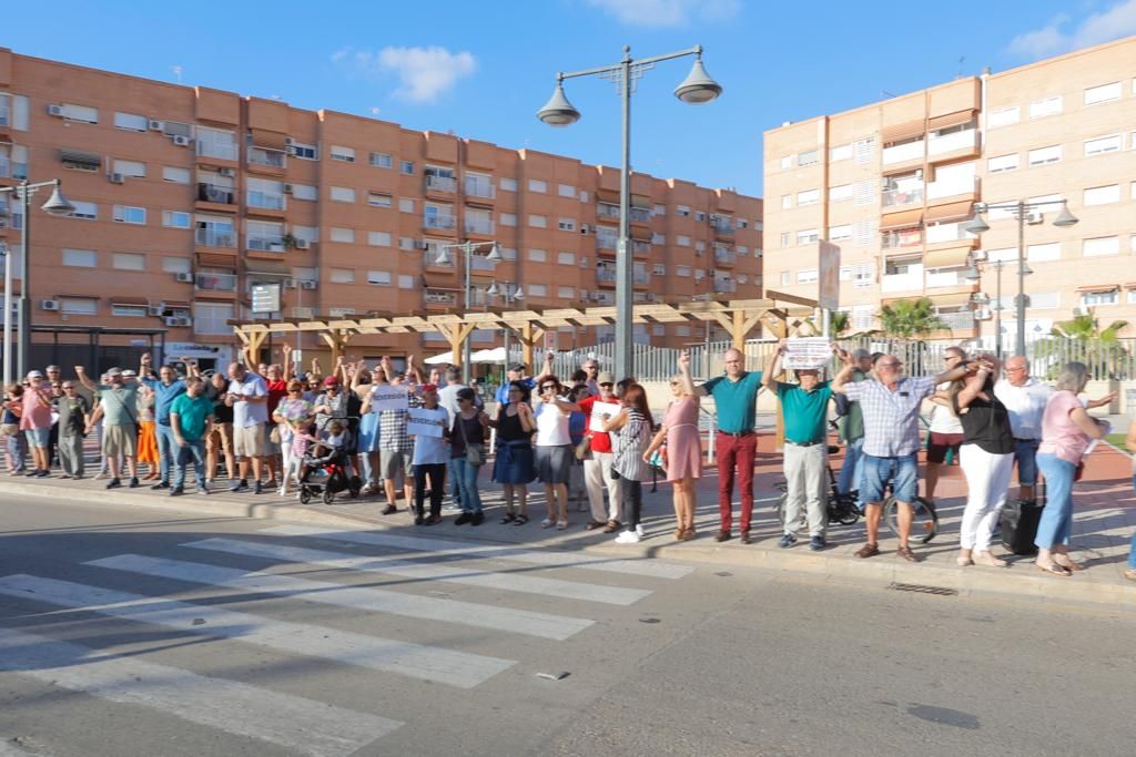 Concentración demandando la reversión del hospital de Manises