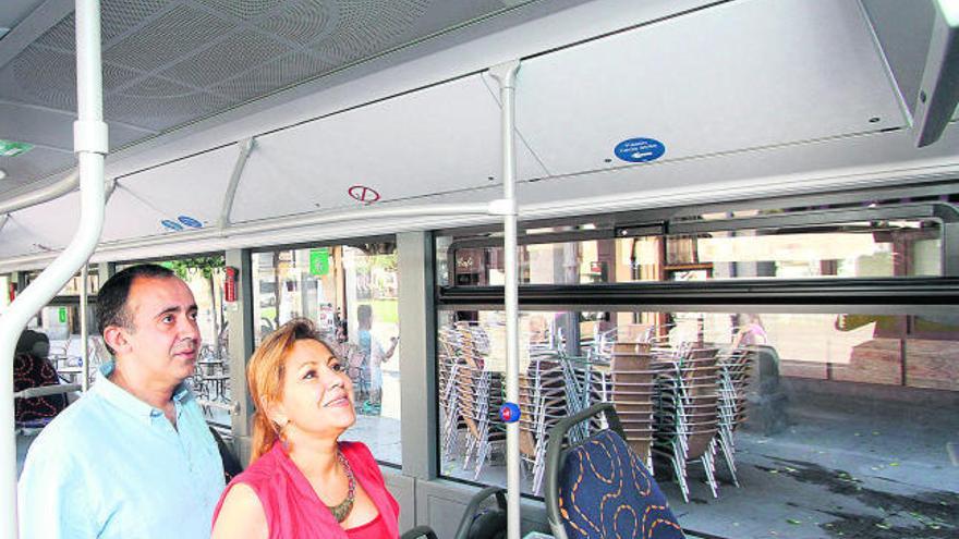 Valdeón y González observan el interior de uno de los nuevos autobuses.