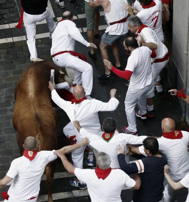 El segon dia dels Sanfermines comença amb un dels 'encierros' més llargs dels últims anys.