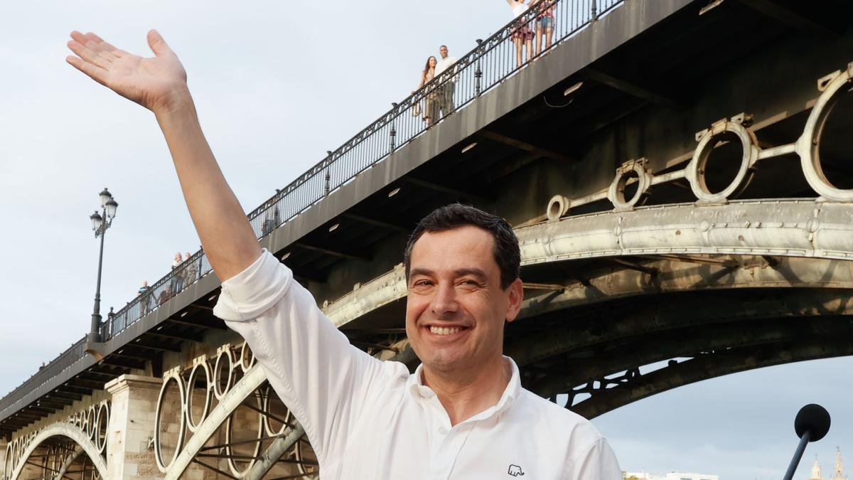 El presidente del Partido Popular de Andalucía, Juan Manuel Moreno, durante el acto de cierre de campaña del PP para las elecciones europeas celebrado este viernes en Sevilla.