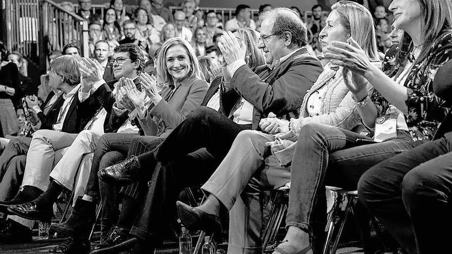 Cifuentes, junto a De Cospedal y otros dirigentes del PP, en la convención del partido en Sevilla. // Efe