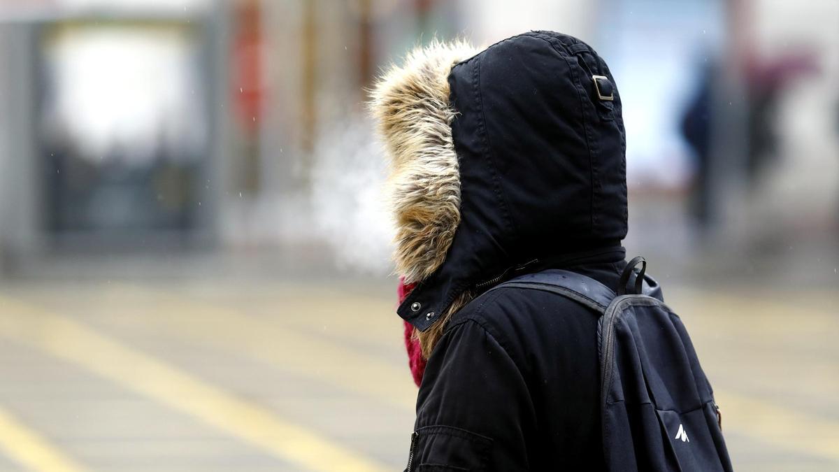 Una persona se protege del frío.