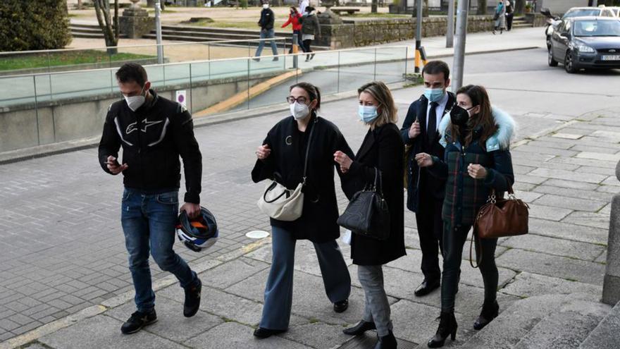 Algunas de las familias a su llegada a la reunión. |   // G. SANTOS