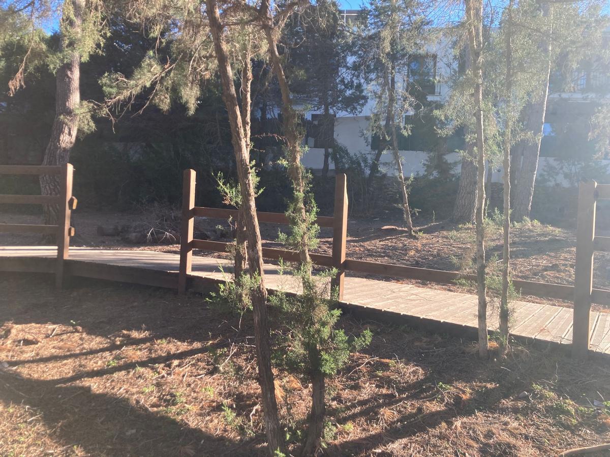 Imágenes del abandono del parque infantil de Sant Rafel