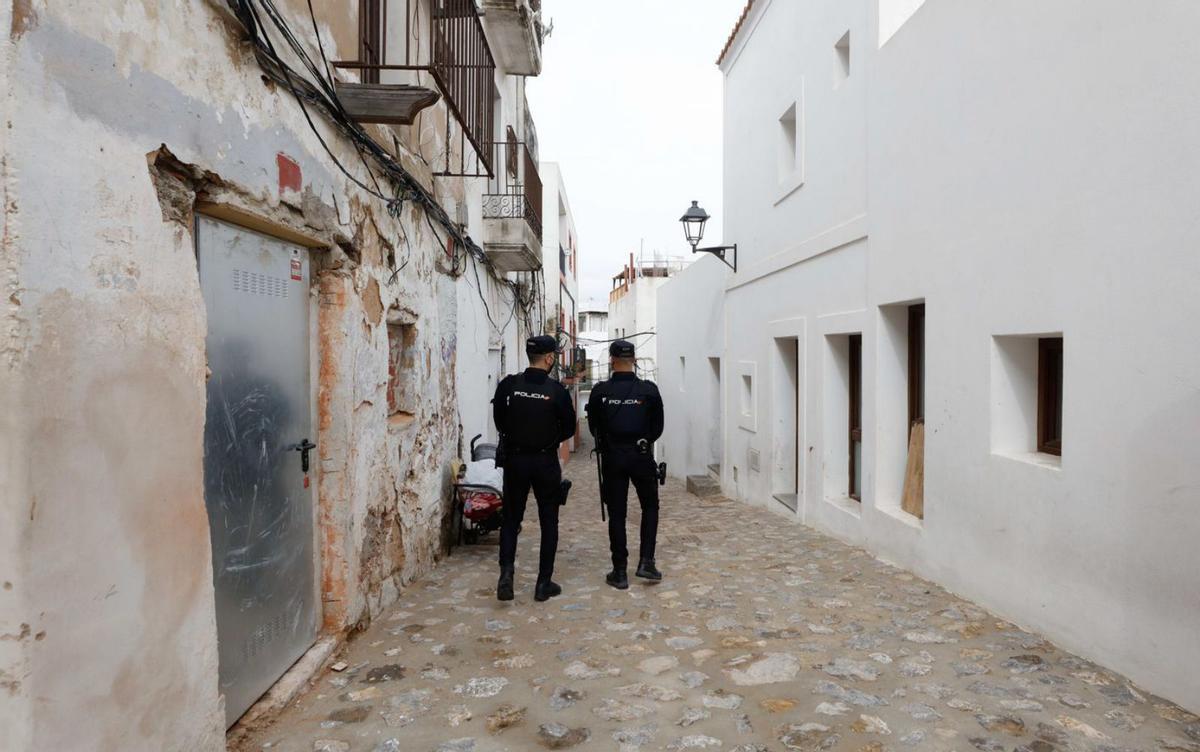 El carrer Alt, en el tramo ya reformado con viviendas para Policías Nacionales. | J.A. RIERA
