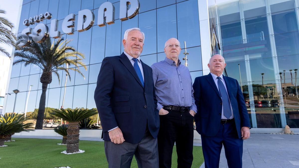 Los hermanos Salvador, Ramón y Joaquín Pérez, en la sede de Grupo Soledad en Elche.