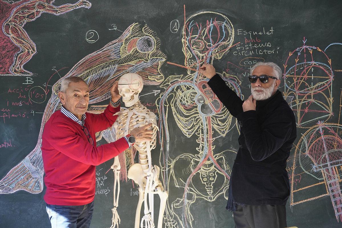 San i Admetlla mostrant alguns dels dibuixos d'anatomia amb les explicacions corresponents.