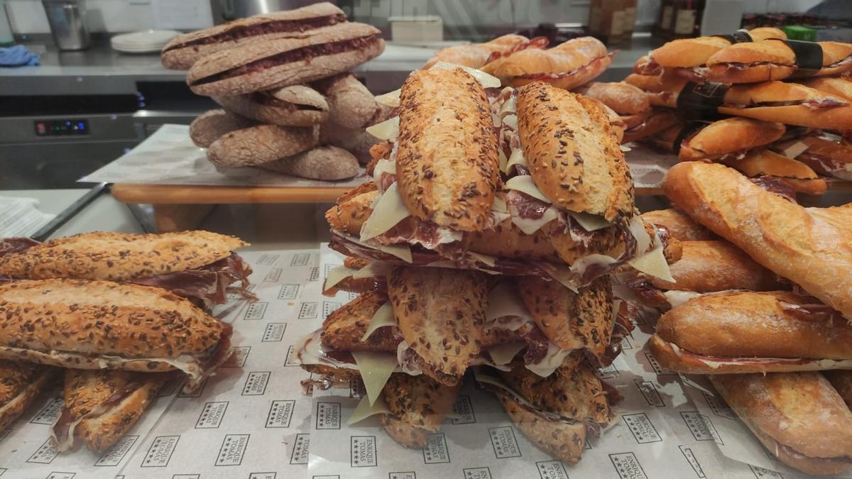 Snacks-Burger-spanische-K-che-Was-man-am-Flughafen-Mallorca-essen-kann-und-wie-hoch-die-Preise-sind