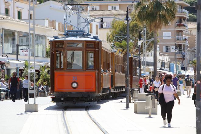 Sonne, Tram, Eis essen: So genießen die Mallorca-Urlauber die Stimmung in Port de Sóller