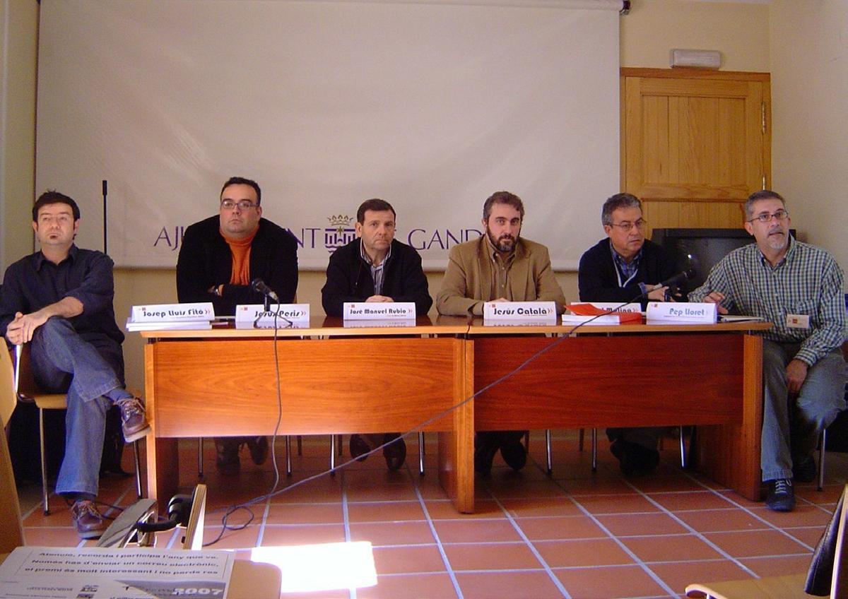 Participants en la Taula Redona celebrada en el saló d’actes de l’antic Convent de Sant Roc de Gandia. D’esquerra a dreta: Josep Lluís Fitó, Jesús Peris, Jose Manuel Rubio, Jesús Català, Pasqual Molina i Josep Lloret Escxivà.