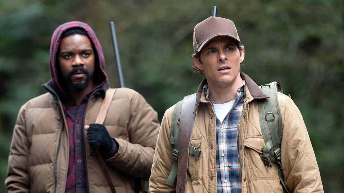 Jovan Adepo y James Marsden en 'The stand'.