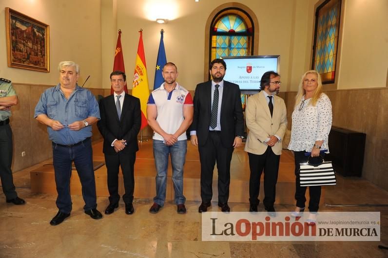 Murcia, primera comunidad en entregar tarjetas identificativas a las víctimas del terrorismo que dan descuentos y prestaciones