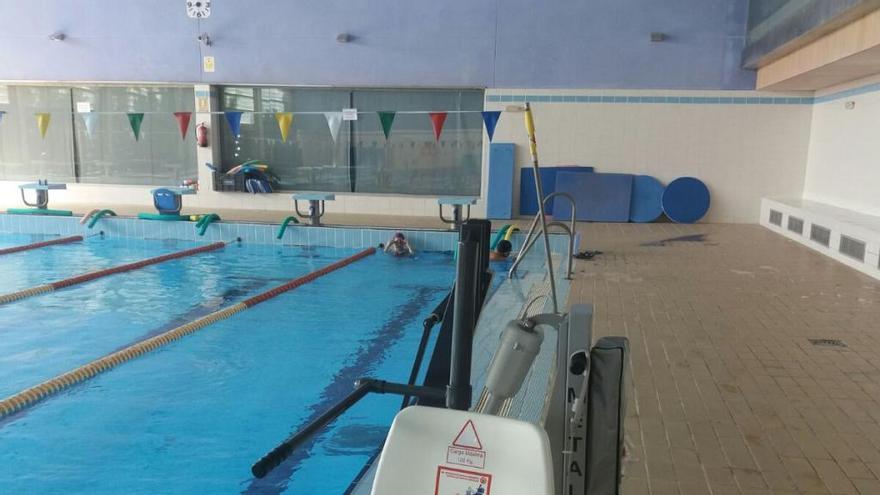 La piscina cubierta estrena nueva silla adaptada - Levante-EMV