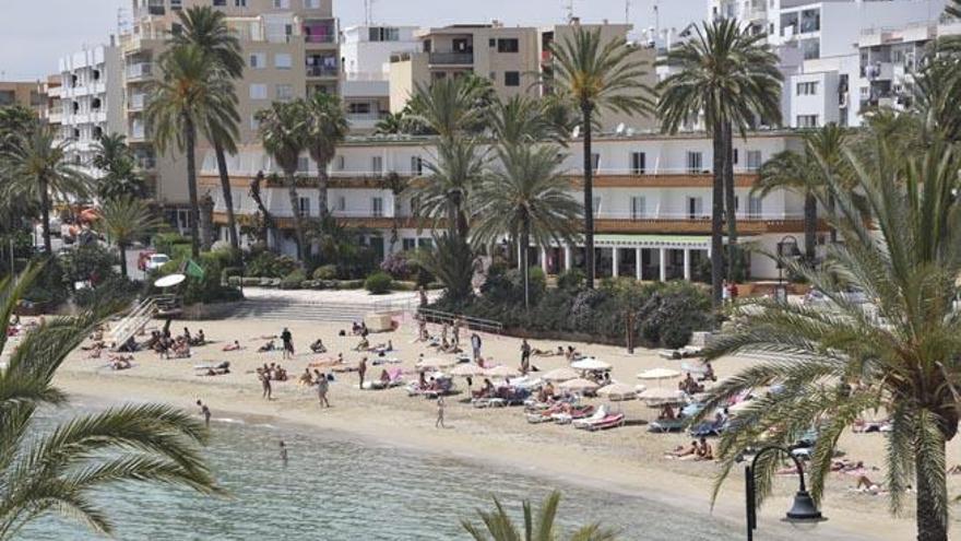 Detalle de la playa de ses Figueretes, en Ibiza, el pasado mes de junio.