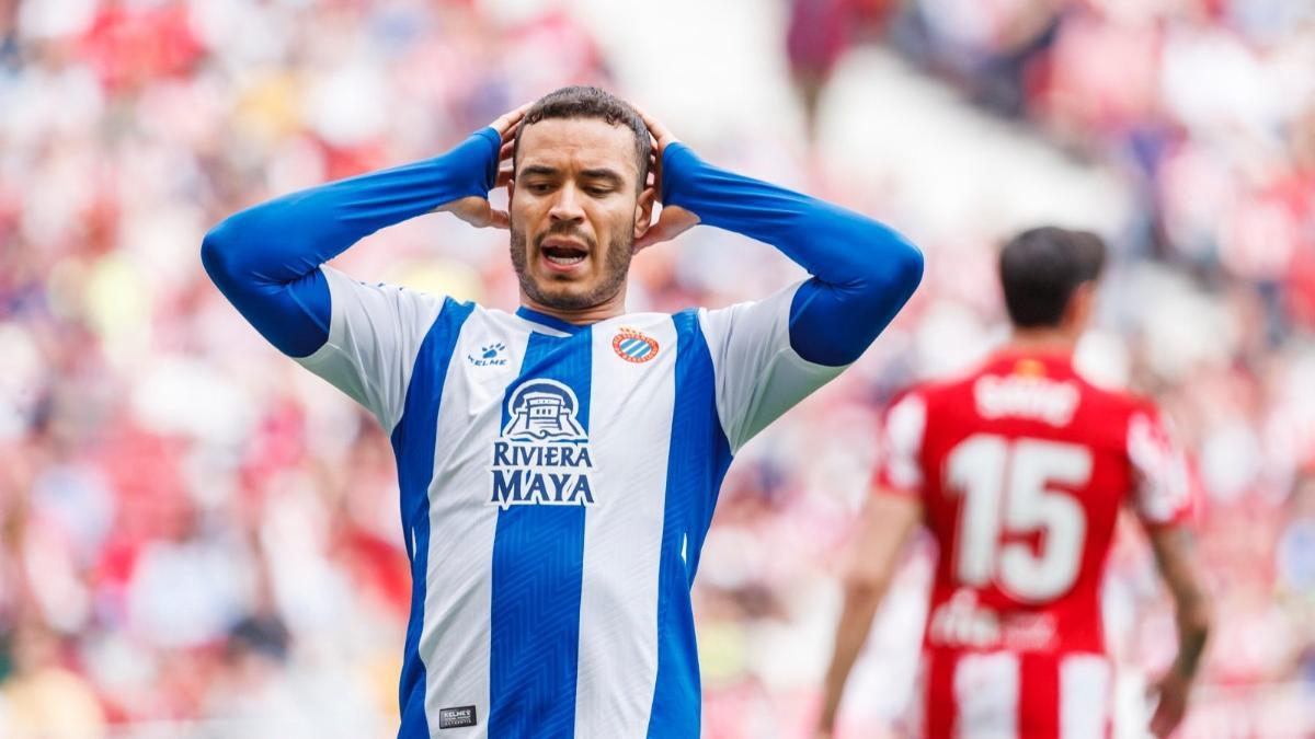 De Tomás se lamenta durante un partido con el Espanyol