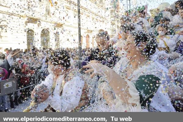 GALERÍA DE FOTOS - El Coso Multicolor inunda de confeti Castellón