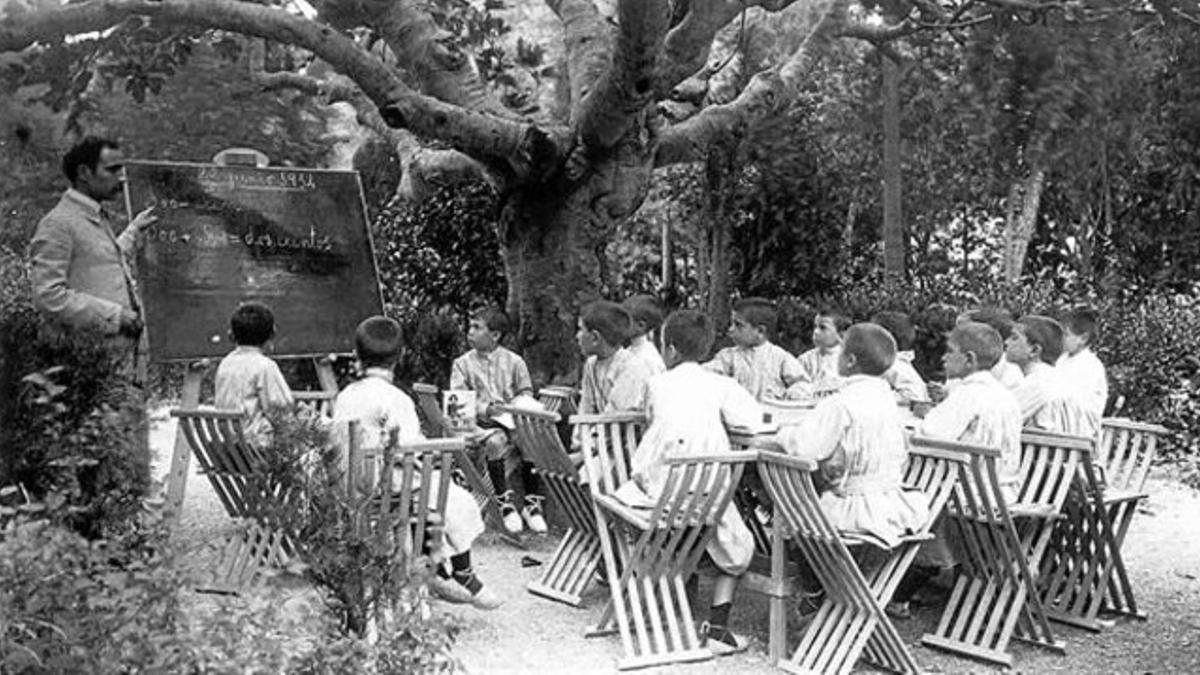 Clase al aire libre en la Escola del Bosc, en 1914, año en que se inauguró en la montaña de Montjuïc.