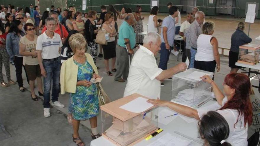 Votaciones en las mesas del colegio electoral de Rodeira, en las elecciones generales del pasado 26 de junio. // Santos Álvarez