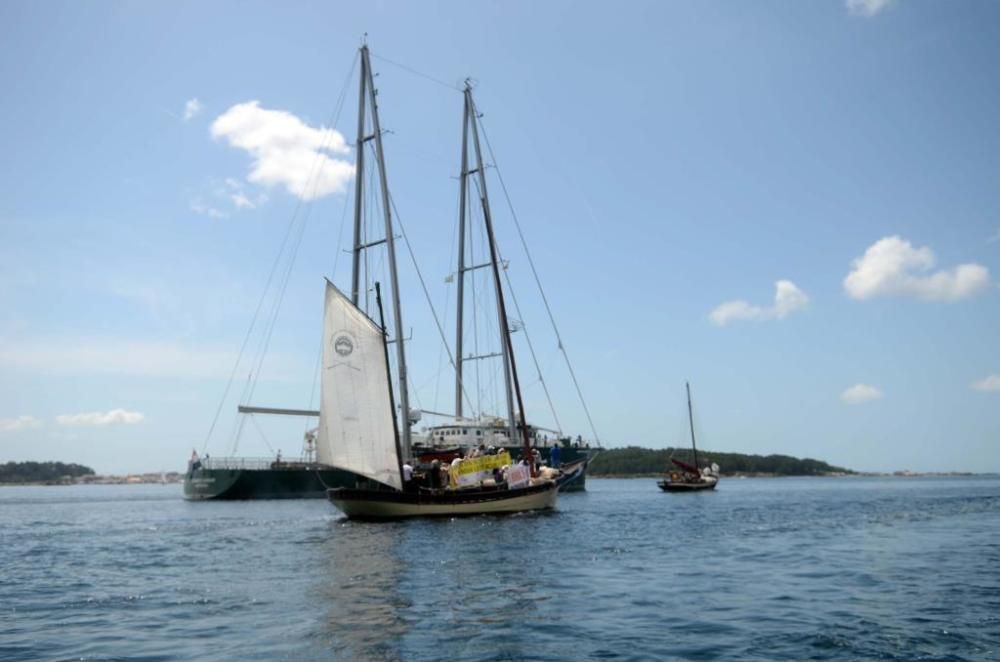 A Illa despide a toda vela al Rainbow Warrior de Greenpeace