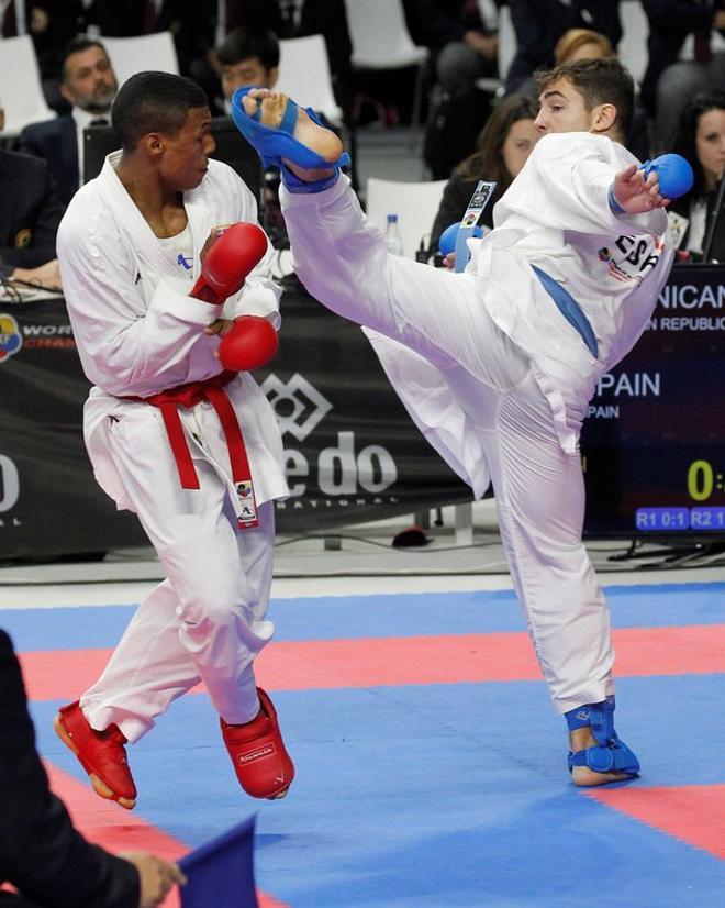 España y República Dominicana compiten en la modalidad de kumite masculino por equipos durante el mundial de kárate, esta mañana en el Wizink Center de Madrid.