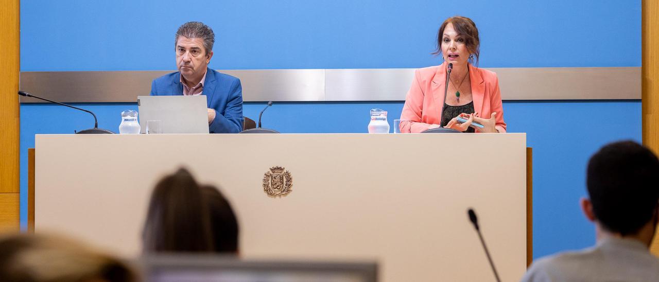 Javier Puy, coordinador del área de Economía, y Carmen Herrarte, concejala del ramo, este miércoles haciendo balance de las ayudas a la hostelería de Zaragoza.