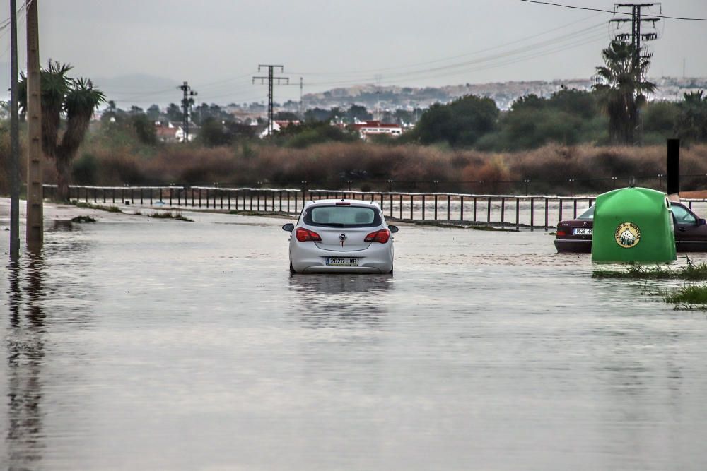 Imágenes de los vecinos retirando agua de las viviendas y las balsas de laminación que no dieron abasto ayer junto a la laguna de Torrevieja