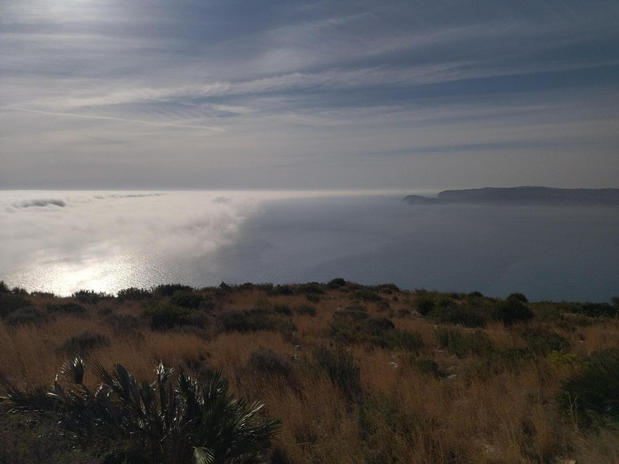 La niebla, desde el cabo de Sant Antoni (imágenes)