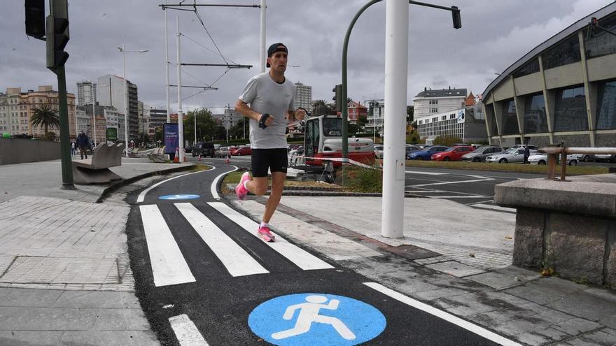 El Concello de A Coruña unificará el recorrido del carril 'runner' entre la Torre de Hércules y el Millenium