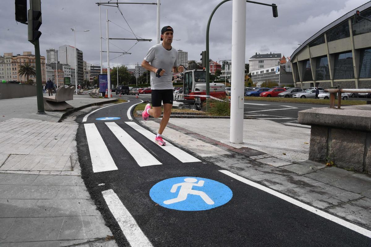 Un corredor en el carril runner a la altura del estadio de Riazor