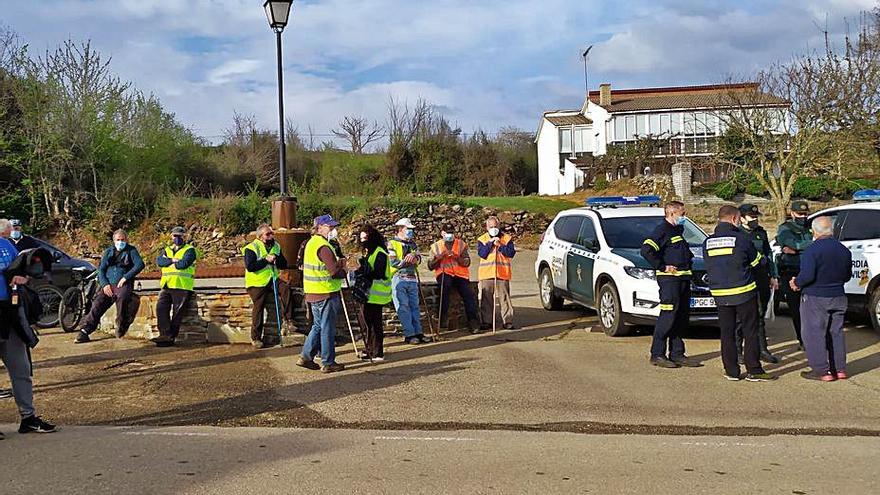 A la izquierda, vecinos, Bomberos y Guardia Civil, ayer en Figueruela de Arriba. Sobre estas líneas, José Antonio C. C., persona desaparecida. | Cedidas