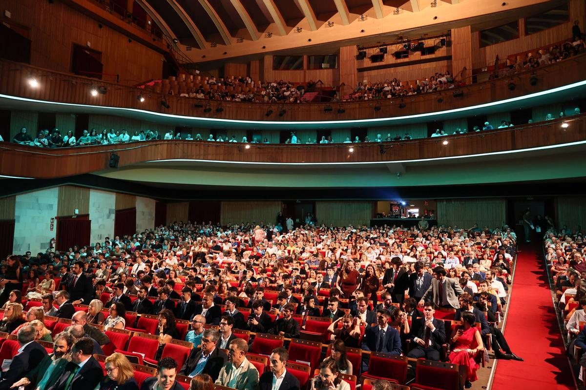 La Escuela de Ingeniería entrega sus diplomas a 243 estudiantes La Escuela de Ingeniería entrega sus diplomas a 243 estudiantes