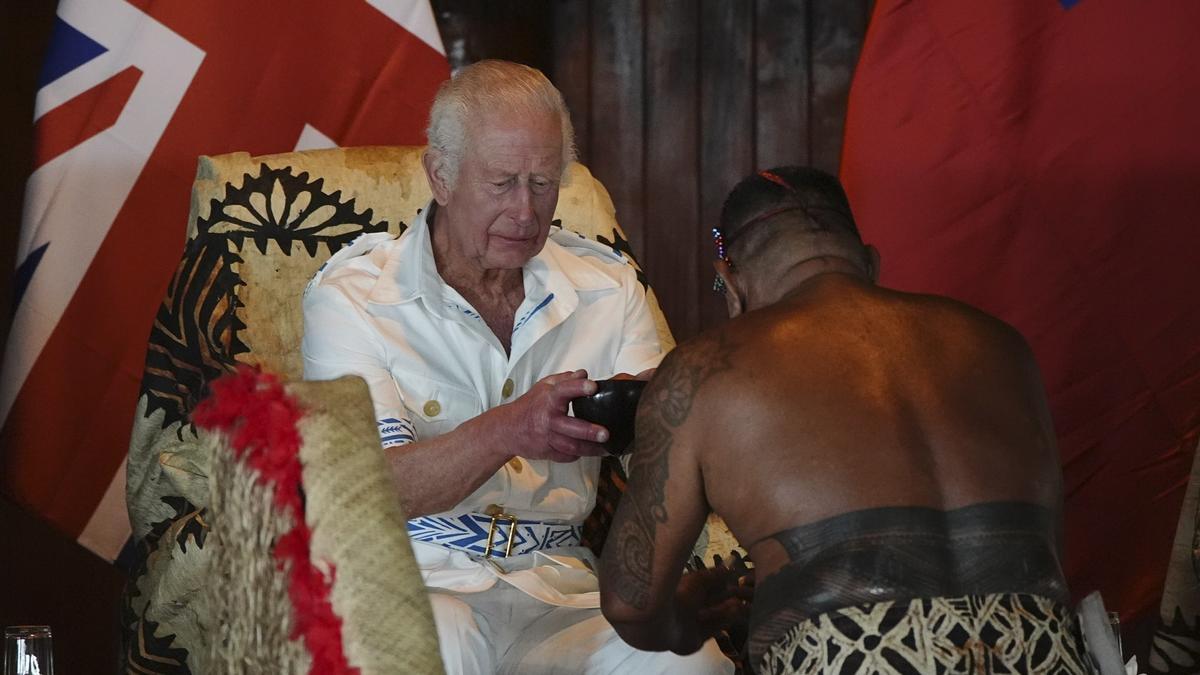 Carlos III recibe el título de 'Gran Jefe' en una ceremonia tradicional en Samoa, este jueves.
