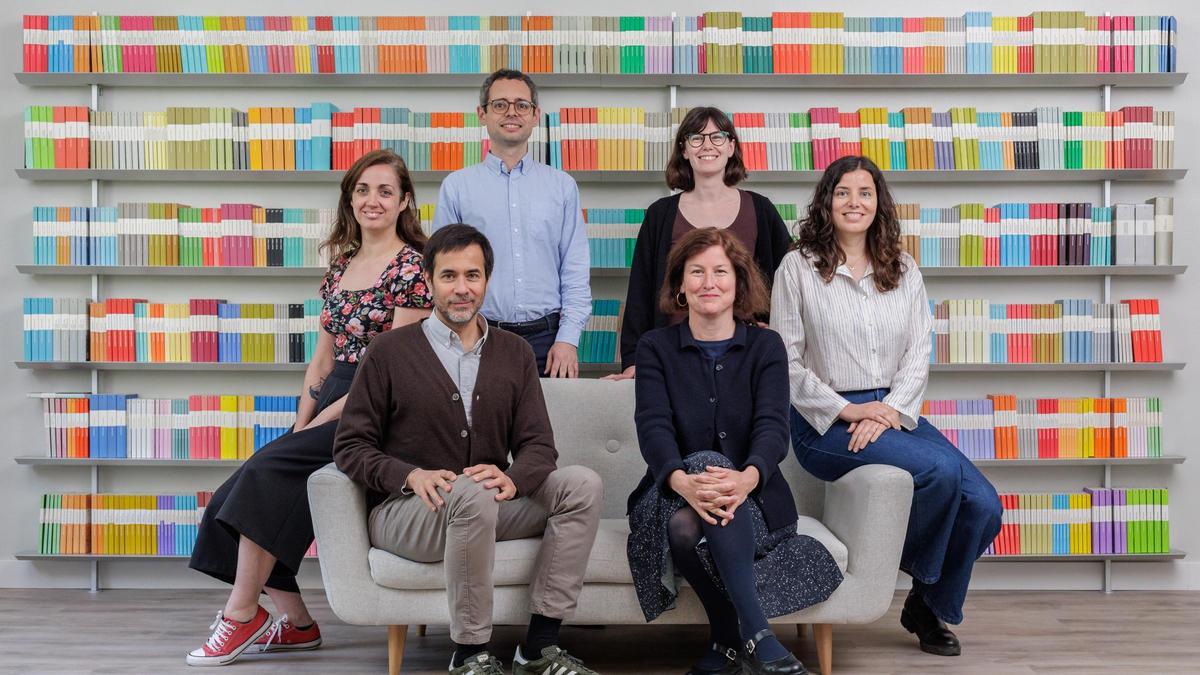 Luis Solano, sentado, junto al equipo de Libros del Asteroide.